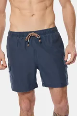 Short de baño cargo color verde militar, de diseño liso con bolsillo lateral con tapa.
