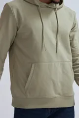 Hoodie deportivo de color verde claro, con capucha ajustable mediante cordones y bolsillo frontal tipo canguro. Presenta puños y ruedo acanalados.