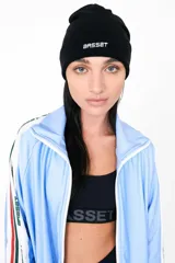 Gorro de lana tejido negro con logo 'Basset' bordado en blanco.