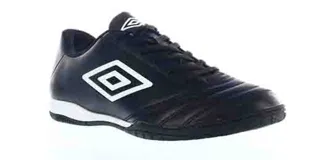 Championes de fútbol sala Umbro modelo Classico II IC, color negro con el logo de la marca en blanco en el lateral. Presentan cierre con cordones, parte superior de cuero sintético y suela de goma diseñada para ofrecer tracción en canchas de interior.