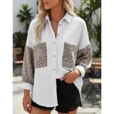 Sobre camisa de pana blanca con detalles en animal print en los bolsillos frontales y en las mangas. Presenta cuello inglés, cierre frontal con botones y corte holgado.
