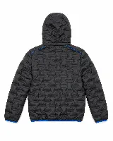 Campera puffer negra con capucha integrada, confeccionada en nylon con textura termosellada. Presenta cierre frontal y bolsillos laterales con cremalleras en color azul vibrante, que contrastan con el tono oscuro de la prenda.