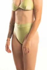 Bombacha de bikini tiro alto color verde oliva.