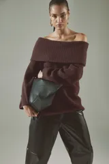 Buzo de punto acanalado con lana, diseño de hombros descubiertos con escote con doblez y mangas largas raglán.
