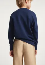 Pantalón de sarga color beige, de corte recto y holgado, con trabillas para cinturón y cierre frontal.