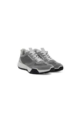 Zapatilla deportiva de estilo retro, con capellada combinada de gamuza gris y paneles textiles grises. Presenta cordones blancos y una suela gruesa blanca con detalles en negro y toques de color en la parte inferior.