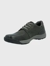 Zapato casual Hush Puppies modelo Duran, confeccionado en cuero con cuello acolchado y suela de goma. Presenta un diseño de cordones y plantilla con tecnología sustentable.