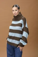 Sweater de punto grueso con cuello alto tipo polera, diseño a rayas horizontales en colores marrón y celeste, mangas largas amplias y calce relajado.