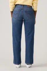 Jean azul de corte recto y tiro alto, con lavado medio y efecto desgastado en los muslos.