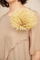 Prendedor con diseño de flor estilo erizo en gran tamaño, de color dorado.