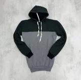 Canguro con capucha combinado en verde oscuro y gris, con felpa en el interior.