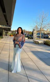 Falda midi celeste con corte al bies y cintura alta.