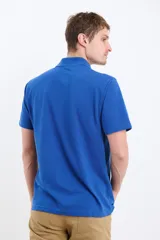 Remera verde con cuello polo y tapeta de dos botones. Corte clásico y mangas cortas.