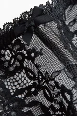 Pack de dos bombachas estilo Brazilian de tiro bajo confeccionadas completamente en encaje negro, con diseño cavado en la parte trasera y un delicado lazo decorativo al frente.