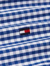 Camisa de corte regular confeccionada en algodón Oxford, con estampado de cuadros Vichy en color azul y blanco. Cuenta con cuello abotonado, cierre frontal de botones y mangas largas con puños ajustables. Incorpora un pequeño logo bordado de la marca en el pecho.