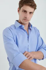 Camisa de vestir blanca, de corte clásico, con cuello italiano y mangas largas.