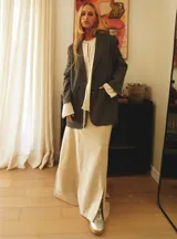 Pollera larga color crudo, de corte recto y tiro alto.