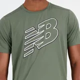 Remera deportiva verde con logo de New Balance en el pecho.