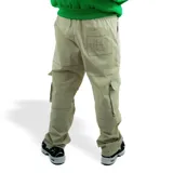 Pantalón cargo color beige con costuras a la vista, corte recto, bolsillos laterales y traseros con bordado en uno de ellos.