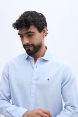 Camisa de manga larga de lino y algodón color celeste, con fit semi slim y cuello clásico.