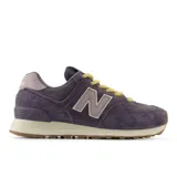Championes urbanos New Balance modelo 574, color violeta con detalles en lila y cordones amarillos. Confeccionados en gamuza, cuentan con el logo N característico en los laterales y entresuela ENCAP para mayor amortiguación.