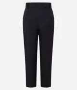 Pantalón de vestir negro, de corte recto, con trabillas en la cintura y pliegues.