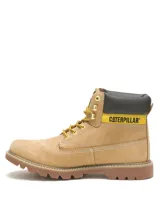 Bota Caterpillar modelo Colorado 2.0 de color tostado, confeccionada en cuero nubuck. Presenta cuello acolchado negro con detalles en amarillo con la inscripción de la marca, ojetes metálicos dorados, cordones bicolor y suela de goma tractorada.