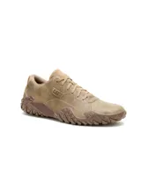 Sneakers de hombre Caterpillar modelo Gridlock Lo, color marrón, confeccionados en cuero vacuno con acabado efecto gamuza. Cuentan con cordones tono sobre tono, logotipo de la marca en el lateral y una distintiva suela de goma con relieve dentado que se extiende hacia la puntera y el talón.