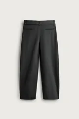 Pantalón de corte balloon fit confeccionado en tejido con viscosa. Presenta cintura ajustable con cinturón integrado, pliegues frontales, bolsillos laterales y bolsillos traseros de doble vivo. Cierre frontal con cremallera y botón.