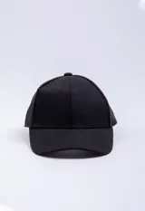 Gorro de visera negro de textil con textura peludita.