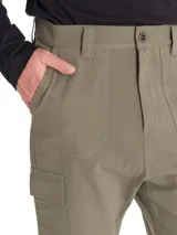 Pantalón cargo Caterpillar Heritage Straight color verde militar, de corte recto, con bolsillos laterales tipo cargo y bolsillos traseros con solapa.