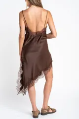 Vestido midi marrón satinado con breteles finos y detalles de encaje en escote y ruedo.