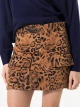 Minifalda marrón con estampado animal print y bolsillos delanteros.