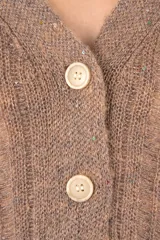 Cardigan de punto color marrón con sutiles destellos brillantes, cuello en V, cierre frontal con botones y mangas largas abullonadas con puños ajustados.