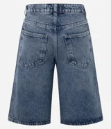 Bermuda jorts de jeans azul, corte ancho y largo por debajo de la rodilla, tiro medio con trabillas para cinturón y bolsillos traseros.