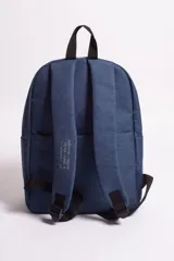 Mochila azul con logo bordado, bolsillos externos y bolsillo escondido al dorso con cierre.
