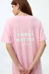 Camisón corto rosado de algodón con cuello redondo abotonado y mangas cortas. Estampado frontal con la frase 'Things Matter'.