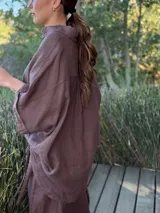 Camisa verde militar de lino italiana con botones de nácar, corte holgado, cuello camisero y mangas cortas con dobladillo.