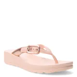 Sandalias tipo ojota con plataforma, color rosado, con tira frontal decorada con una hebilla metálica y detalle de textura en la tira.