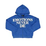 Campera con capucha azul, con cierre frontal completo y bolsillos tipo canguro. Presenta un diseño gráfico en el pecho con la frase 'EMOTIONS NEVER DIE' en apliques de pedrería (rhinestones).