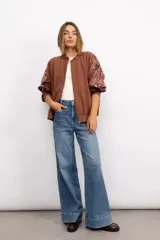 Campera bomber de jogging color marrón, con cierre frontal y bordados florales en las mangas.