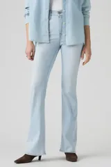 Jeans Levi's modelo 726 Hi Rise Flare, tiro alto y corte acampanado en tono celeste claro.
