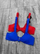 Corpiño de bikini triángulo con nudo central y tirantes finos.