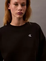 Buzo negro de cuello redondo, confeccionado en tejido fleece de mezcla de algodón y poliéster. Presenta el logo de archivo de Calvin Klein bordado en blanco en el frontal.