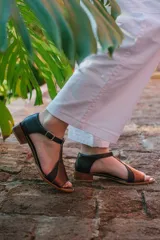 Sandalias de cuero plateadas con puntera abierta, tiras finas y tacón bajo de madera.