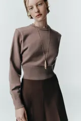 Shorts de tiro alto color marrón oscuro, con pinzas en el delantero y espalda, y cierre con cremallera metálica a contraste en la espalda.