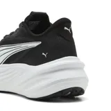 Championes de running y training Puma Maxima Pro, color negro con detalles en blanco. Presentan una suela con tecnología ProFoam para mayor amortiguación y el logo de la marca en el lateral.
