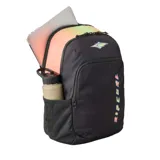 Mochila Rip Curl modelo Ozone 30L School, color negro con detalles degradados en tonos rosados y verdosos, de poliéster reciclado. Cuenta con compartimento principal amplio, bolsillo frontal con cierre, bolsillos laterales porta botellas y el logo de la marca estampado en el frente.