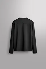 Camiseta deportiva de manga larga Zara Athleticz, de corte regular fit y color marrón topo. Confeccionada en tejido técnico elástico de secado rápido, cuenta con cuello redondo y detalle de logo estampado en el bajo.