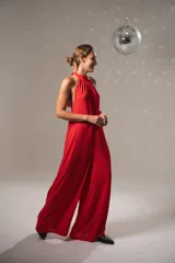 Mono negro de gasa con cuello halter y espalda descubierta.